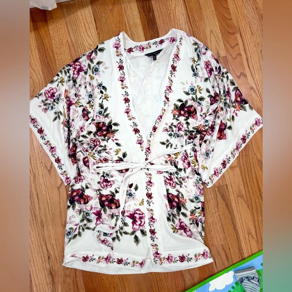 White House Black Market (WHBM) Simone Floral Kimono Robe XS/S